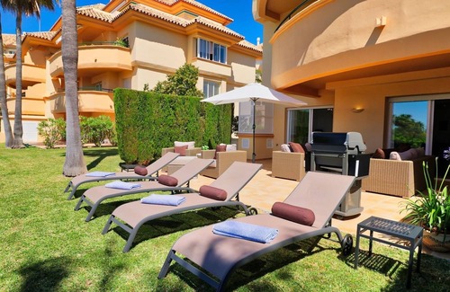 Elviria Apartamento | Fabuloso apartamento en 'Elviria Hills' con vistas al mar, piscina compartida y Wi-Fi