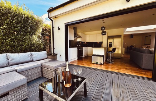 Hatfield Casa | Zarza House Art Deco home, 4 double bedrooms, garden, free parking n wifi.