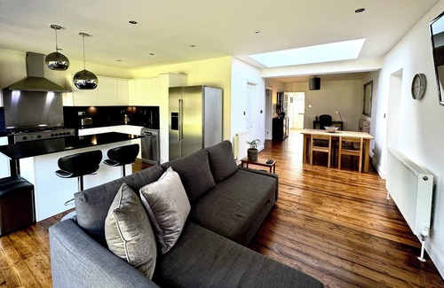 Hatfield Casa | Zarza House Art Deco home, 4 double bedrooms, garden, free parking n wifi.