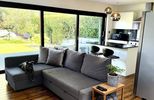 Hatfield Casa | Zarza House Art Deco home, 4 double bedrooms, garden, free parking n wifi.
