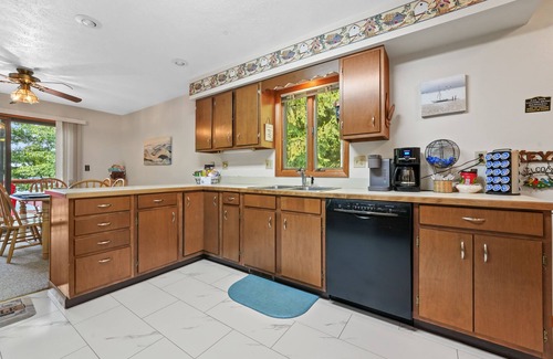 Lake City Casa | Fabulous Beach House on All Sports Lake Sapphire! Sleeps 12 and Parking for 12!