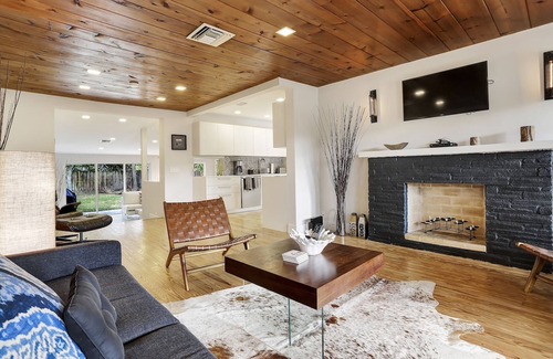 South Middle River Casa | Fabulous Bungalow w/Outdoor Eden mins from Beach