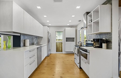 South Middle River Casa | Fabulous Bungalow w/Outdoor Eden mins from Beach