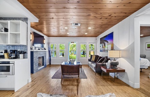 South Middle River Casa | Fabulous Bungalow w/Outdoor Eden mins from Beach