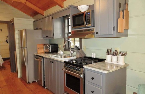 Brevard Cabina | Fabulous Cabin Near Falls, Hiking, and Fly-Fishing