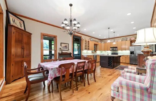 Olmstead Casa | Fabulous Farmhouse near Clarksville, TN