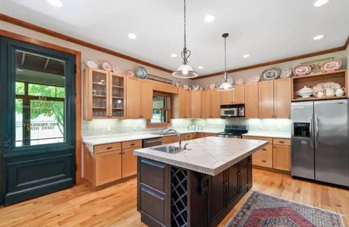 Olmstead Casa | Fabulous Farmhouse near Clarksville, TN