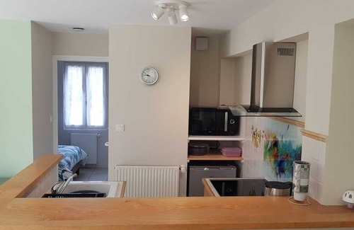 Saint-Amand-de-Belves Apartamento | New in 2022! 1 bed, large pool and view of the beautiful village of Belvès