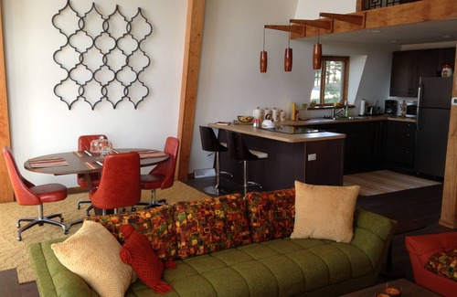 Iola Casa | Fabuloso Funky restaurado 70's Retro Lakefront Home -