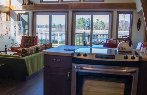 Iola Casa | Fabuloso Funky restaurado 70's Retro Lakefront Home -