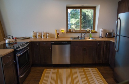 Iola Casa | Fabuloso Funky restaurado 70's Retro Lakefront Home -