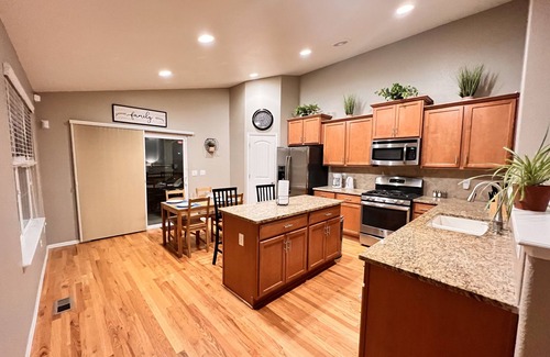 Dupont Casa | Fabulous Home near DIA & Gaylord Rockies Resort & FlightSafety International