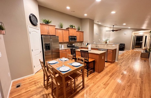 Dupont Casa | Fabulous Home near DIA & Gaylord Rockies Resort & FlightSafety International