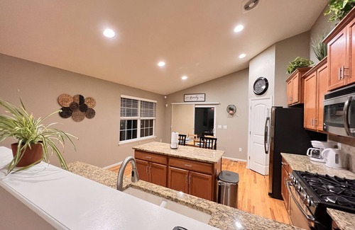 Dupont Casa | Fabulous Home near DIA & Gaylord Rockies Resort & FlightSafety International