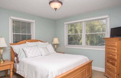 Easton's Point Cabaña | Fabulous home, walk to beach, dine outside, large yard,3 bed 2 bath