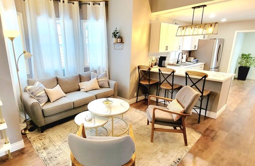 Huntsville Casa | Fabulous Huntsville Location, Stylish, Checkout the backyard, Cottage Rental