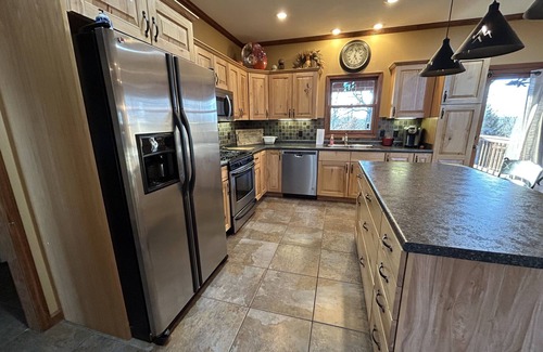 Springville Casa | Fabulous Lakeview home with stone fireplace located in Springville / Buchanan