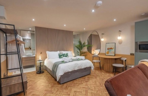Heaton Norris Cabina | Fabulous Lodge located in a leafy suburb mins from Restaurants Cafes Pubs Shops