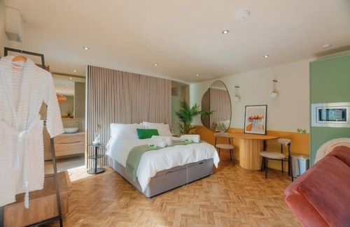 Heaton Norris Cabina | Fabulous Lodge located in a leafy suburb mins from Restaurants Cafes Pubs Shops