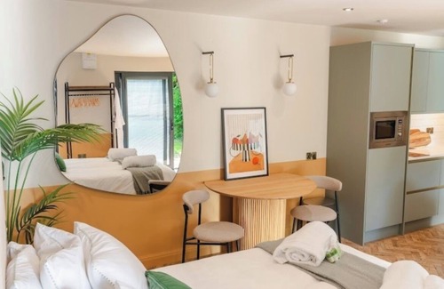 Heaton Norris Cabina | Fabulous Lodge located in a leafy suburb mins from Restaurants Cafes Pubs Shops