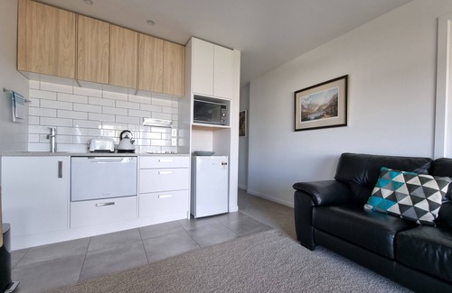 Castor Bay Apartamento | Fabulous Milford 1BR With Views & SkyTV