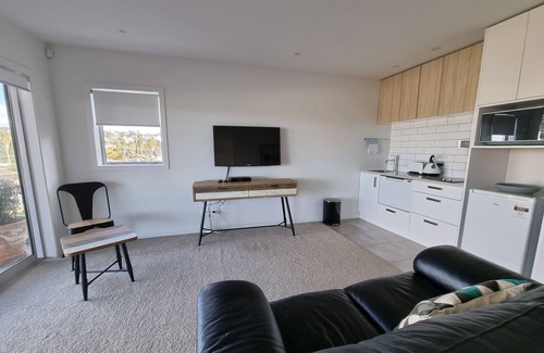 Castor Bay Apartamento | Fabulous Milford 1BR With Views & SkyTV