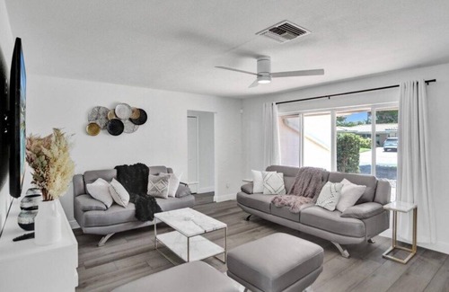Central Corals Casa | Fabulous Pool Home just 11 min to beach
