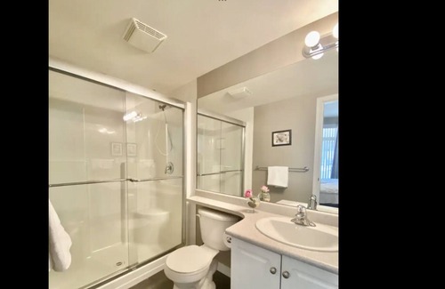 Kelowna Central Business District Condominio | Fabulous Pool Level 2 Bedroom 2 Bath