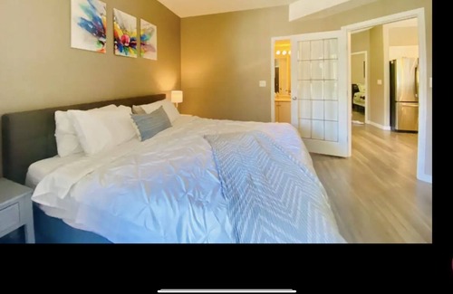 Kelowna Central Business District Condominio | Fabulous Pool Level 2 Bedroom 2 Bath