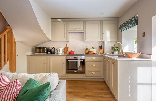 South Cerney Cabaña | Fabulously presented dog friendly holiday cottage with outside tub - The Coach House, South Cerney