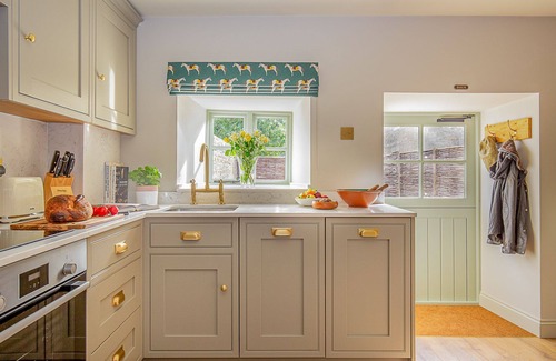 South Cerney Cabaña | Fabulously presented dog friendly holiday cottage with outside tub - The Coach House, South Cerney