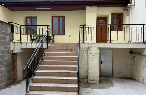 Roanne Casa | Face à la gare - Chambre 6