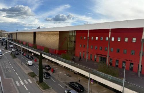 Roanne Casa | Face à la gare - Chambre 6