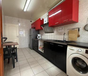 Roanne Casa | Face à la gare - Chambre 6
