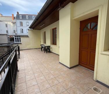 Roanne Casa | Face à la gare - Chambre 6