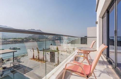 Sharm Apartamento | Facing the Sea and Mountains 4BR Villa with Assistant Room and Private Pool, Al Dana Island, Fujairah by Deluxe Holiday Homes