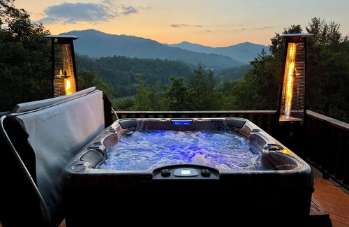Burnsville Cabina | Fainting Goats - Epic 270° Views - Luxe Mtn Escape!