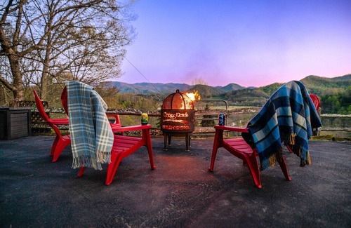 Burnsville Cabina | Fainting Goats - Epic 270° Views - Luxe Mtn Escape!