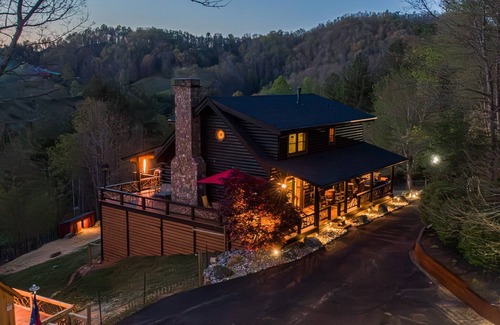 Burnsville Cabina | Fainting Goats - Epic 270° Views - Luxe Mtn Escape!