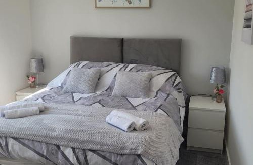 Harlescott Casa | Fair Haven - Off Street Parking and Garden