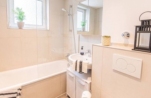 Augsburg-Goggingen Apartamento | ☆FAIR+UNI: Modern & Stylish for 4: Kitchen+Parking