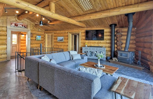 Fairbanks Cabina | Fairbanks Log Cabin w/ Waterfront Deck & Views!