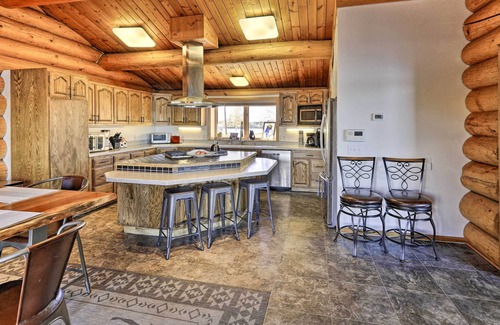 Fairbanks Cabina | Fairbanks Log Cabin w/ Waterfront Deck & Views!