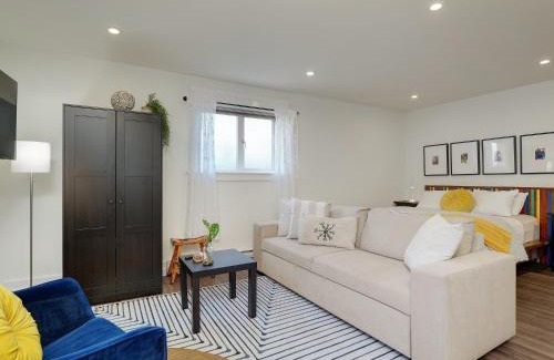 Fairfield Apartamento | Fairfield Estate Coach House - 30-Day Stay, steps from Cook Street Village by Victoria Prime!