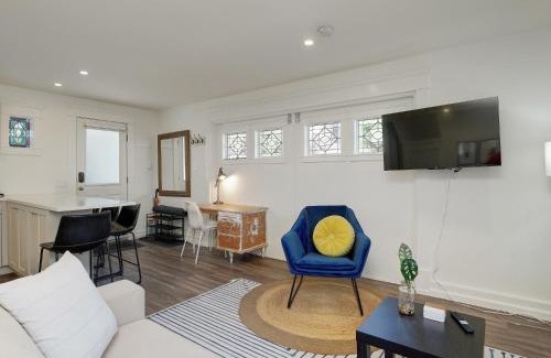 Fairfield Apartamento | Fairfield Estate Coach House - 30-Day Stay, steps from Cook Street Village by Victoria Prime!