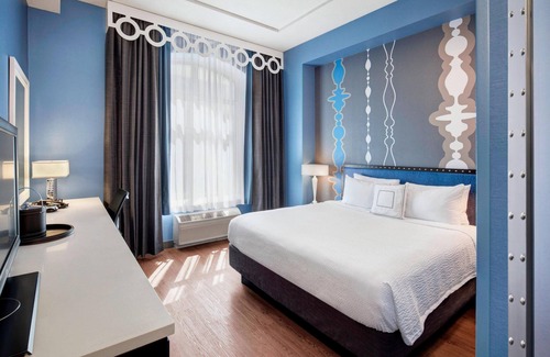 Streeterville Hotel | Fairfield Inn & Suites Chicago Downtown / Magnificent Mile