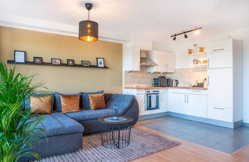 Huefingen Apartamento | Fairflats Hüfingen: Küche Arbeitsplatz Balkon Aufzug