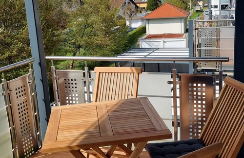 Huefingen Apartamento | Fairflats Hüfingen: Küche Arbeitsplatz Balkon Aufzug