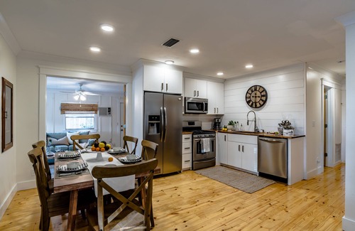 Fairhope Cabaña | Fairhope Downtown Cottage, con capacidad para 10 "a pie de la ciudad", con mucho estacionamiento y garaje