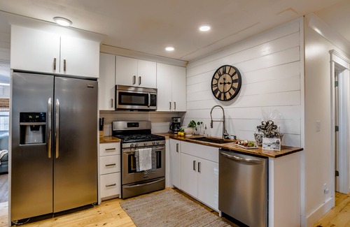 Fairhope Cabaña | Fairhope Downtown Cottage, con capacidad para 10 "a pie de la ciudad", con mucho estacionamiento y garaje